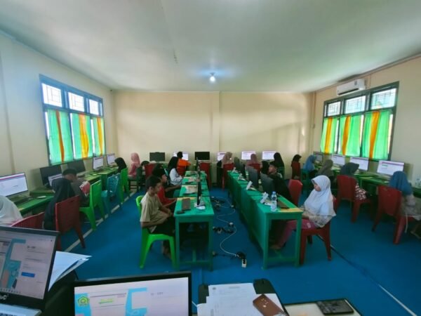 SISWA MIN 2 MOROTAI MELAKUKAN SIMULASI UJIAN BERBASIS KOMPUTER SISWA MIN 2 MOROTAI MELAKUKAN SIMULASI UJIAN BERBASIS KOMPUTER